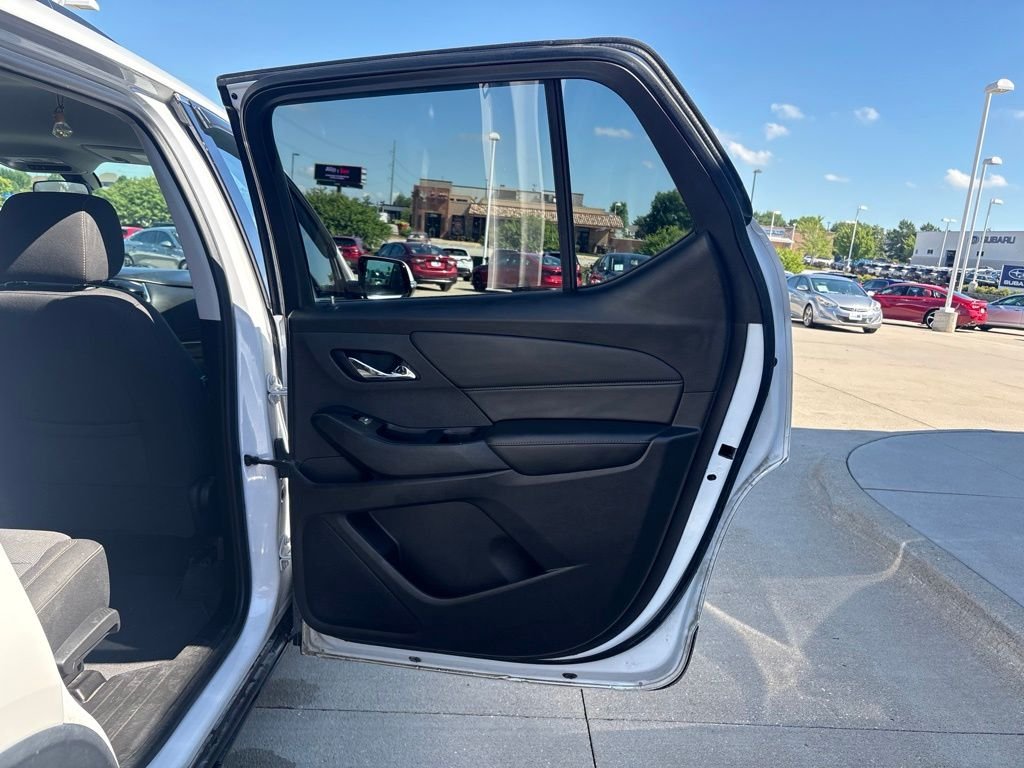 Used 2018 Iridescent Pearl Tricoat Chevrolet LT Cloth w/1LT image 27
