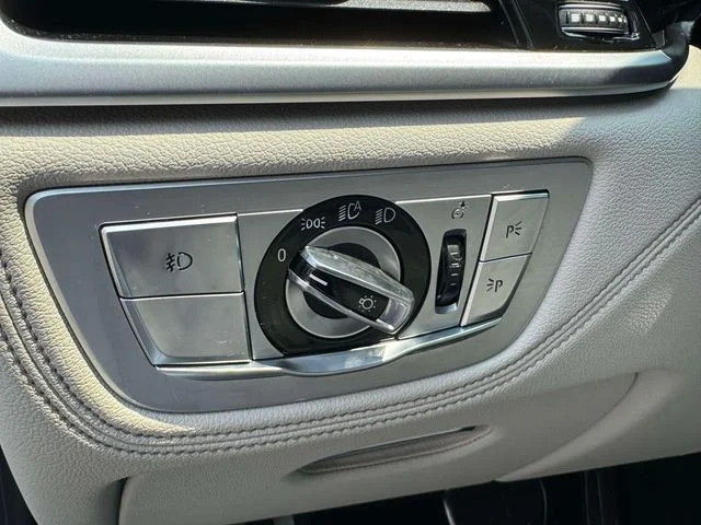 Used 2019 White BMW 750i xDrive image 28
