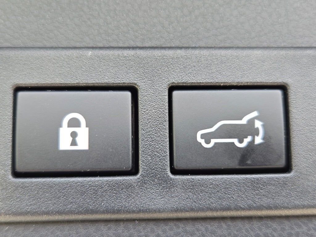 Used 2025 White Subaru Onyx Edition Touring image 17