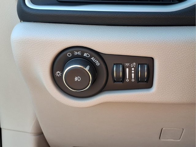 Used 2024  Chrysler Touring L image 11