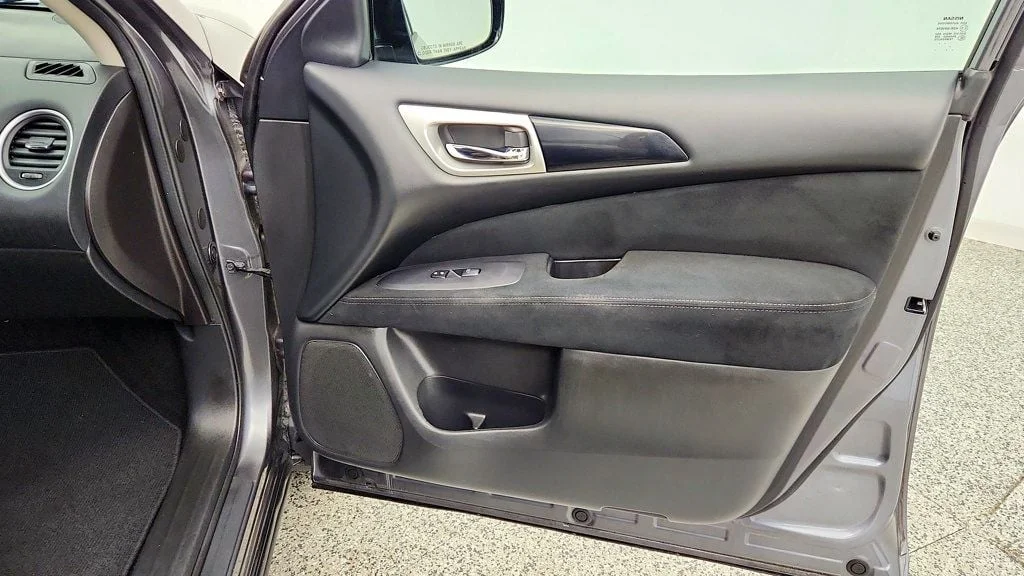 Used 2016 Gun Metallic Nissan 4WD 4dr SV image 24