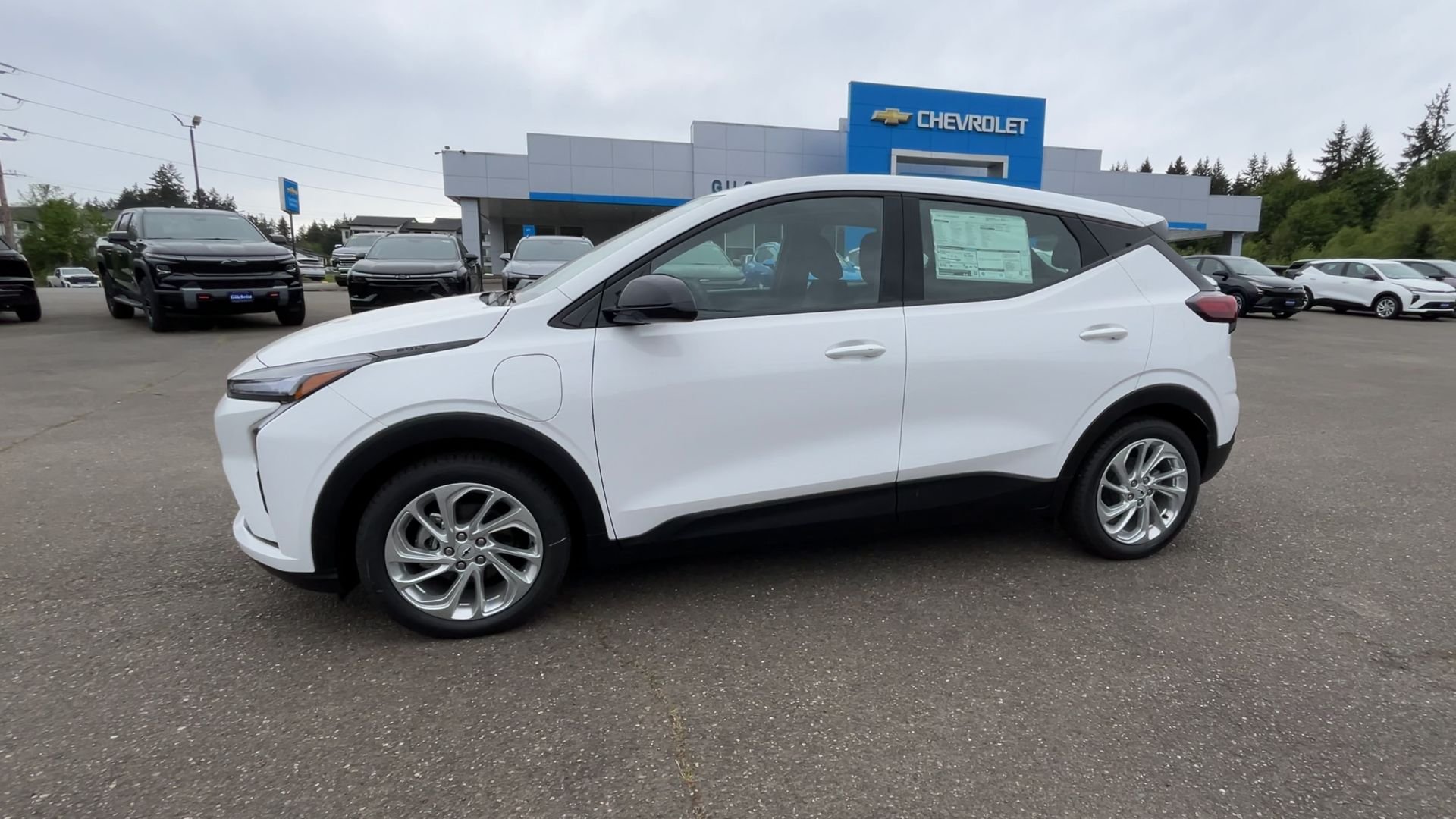 New 2027 Summit White Chevrolet LT image 4