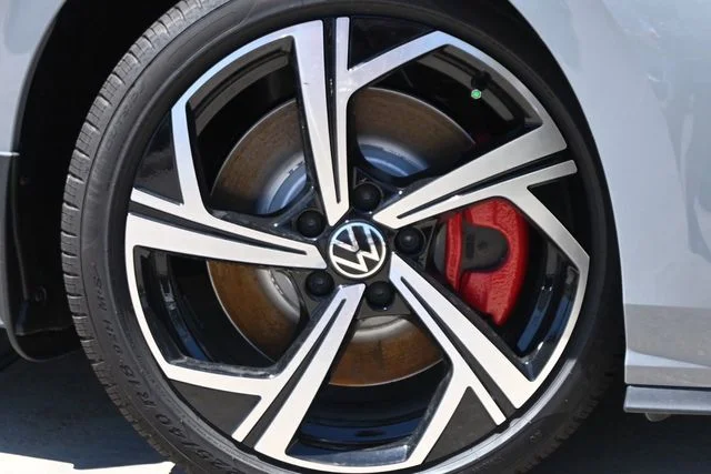 2025 Volkswagen Golf GTI SE - Photo 6