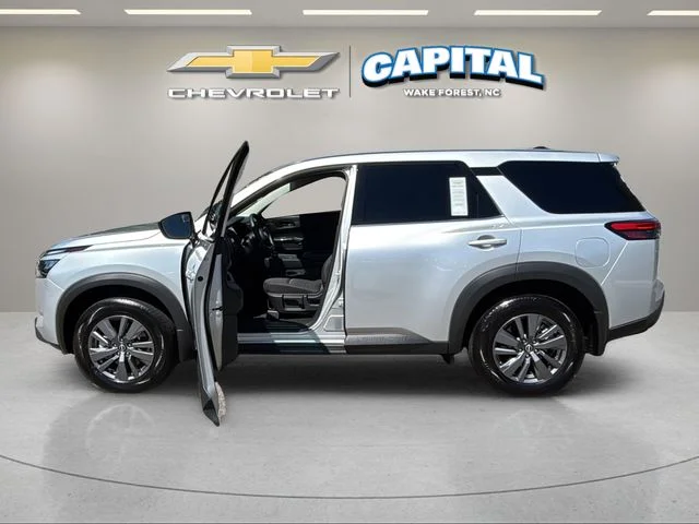 Used 2025 Silver Nissan S image 9
