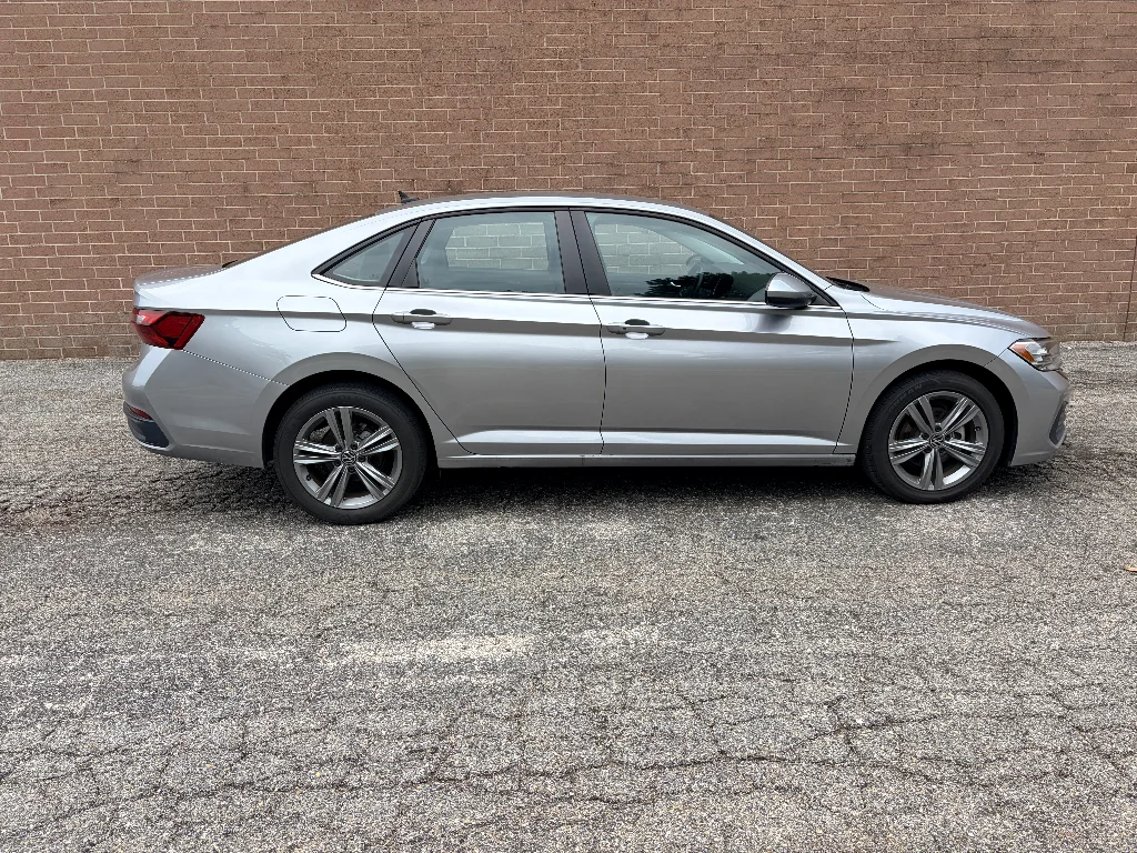 Used 2024 Pyrite Silver Metallic Volkswagen SE image 6