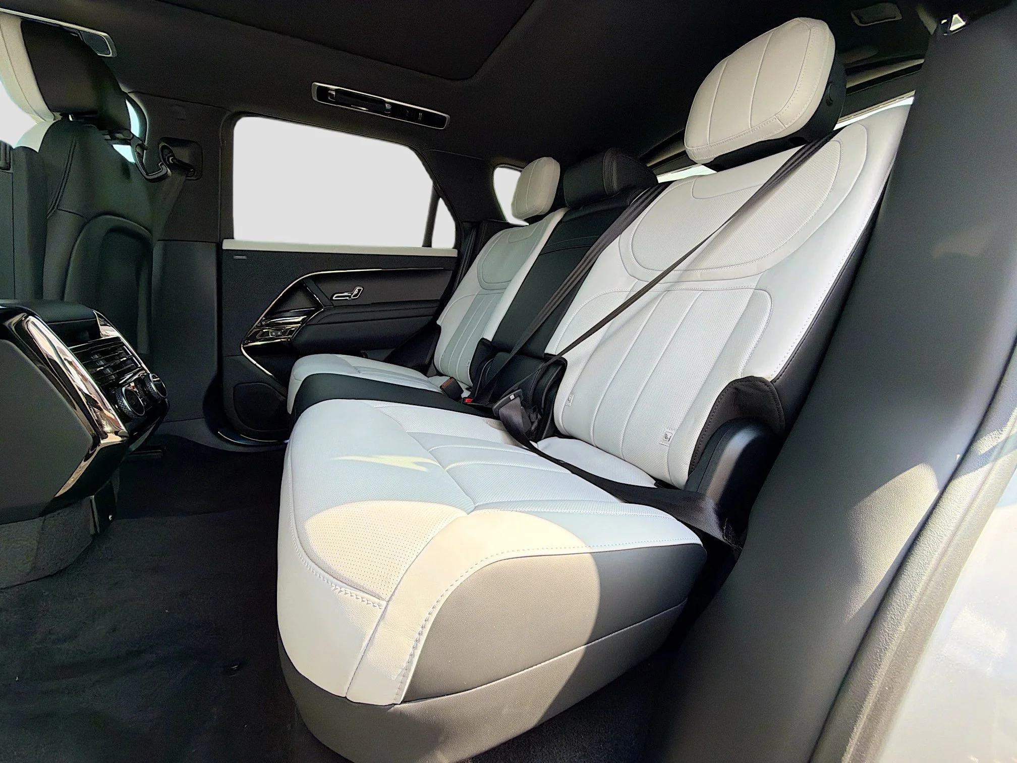 New 2026 Borasco Grey Metallic Land Rover Dynamic SE image 22
