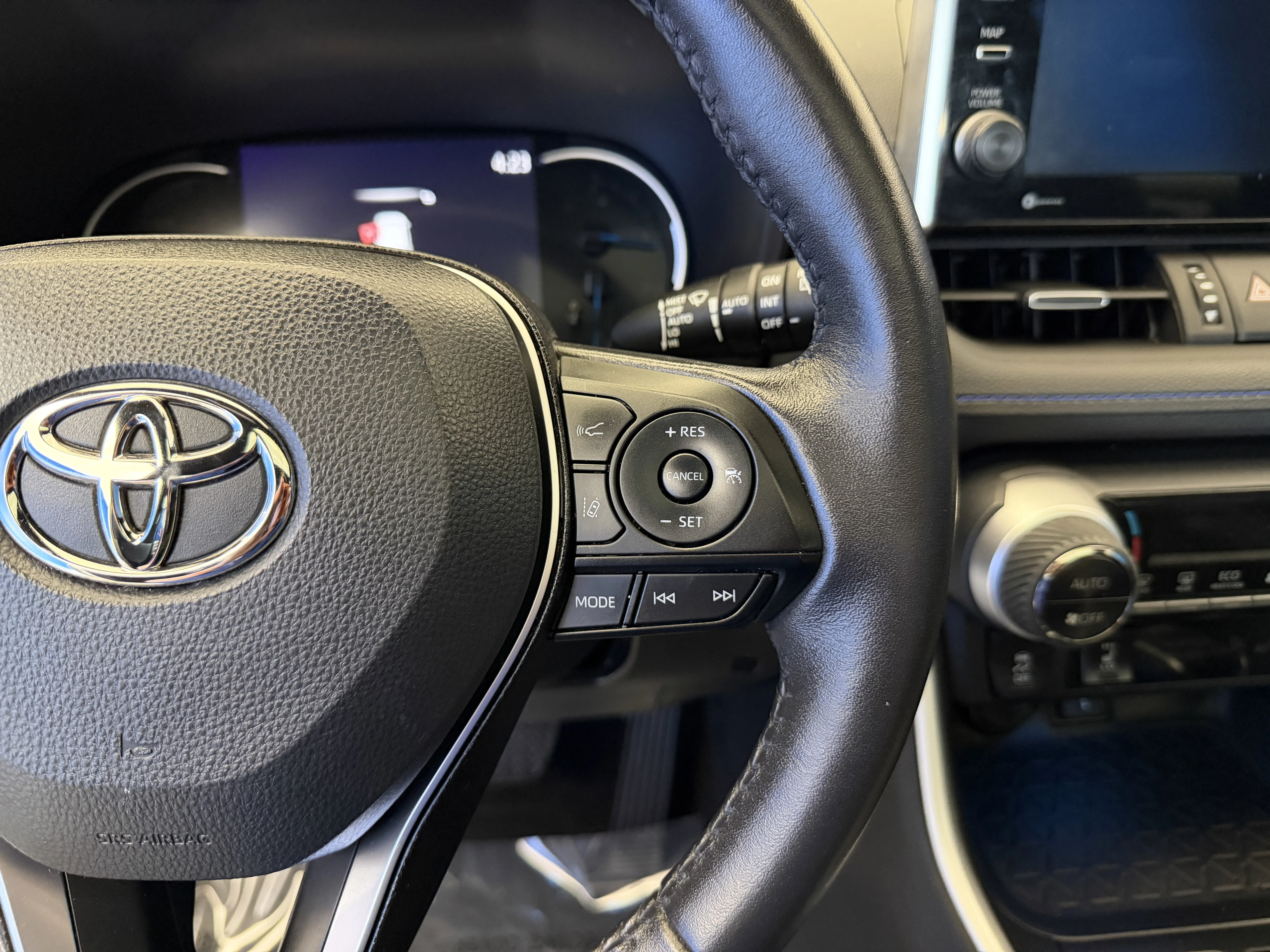 Used 2022 Blizzard Pearl/Midnight Black Metallic Toyota Hybrid XSE image 17
