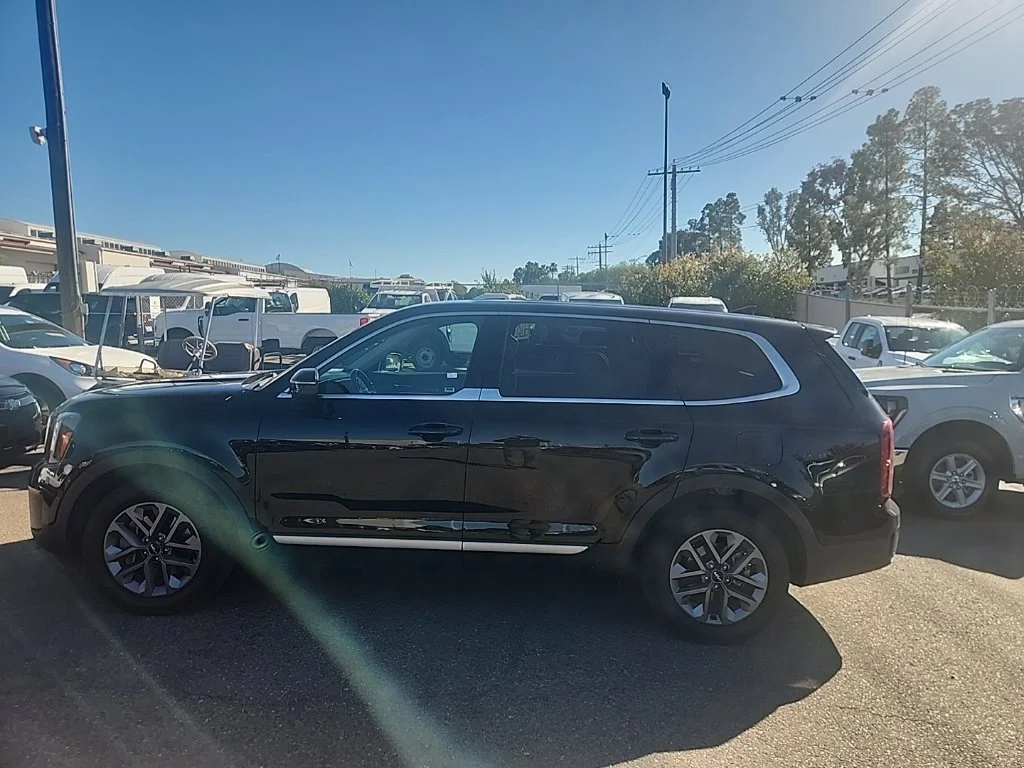 Used 2024 Black Kia LX image 9