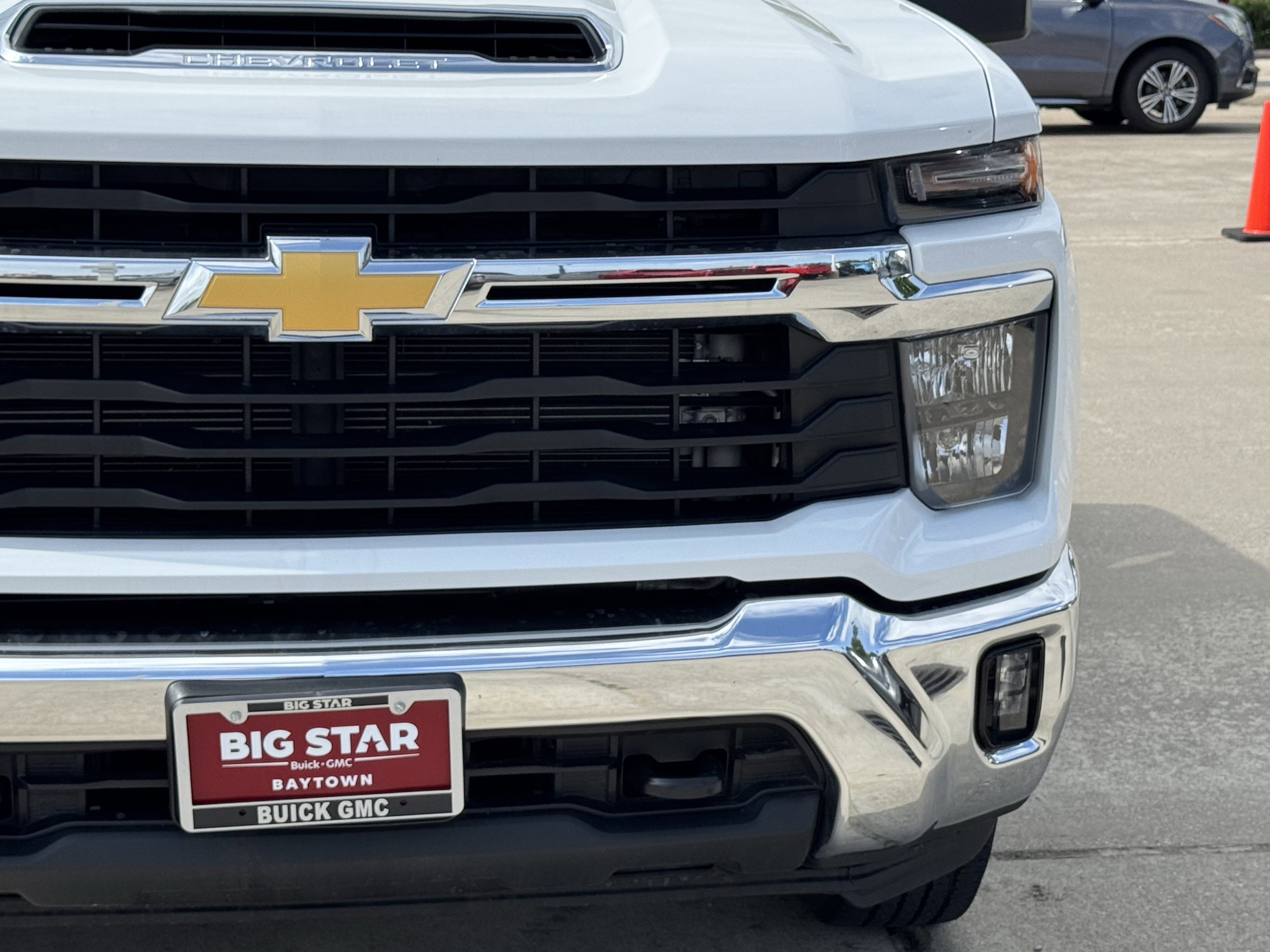 Used 2025 Summit White Chevrolet LT image 4