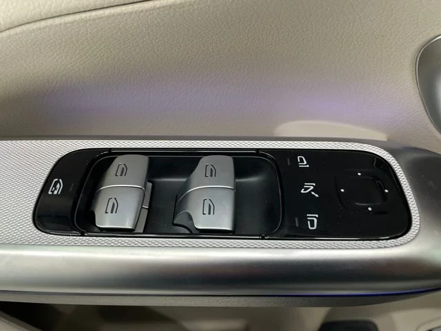 New 2027 Beige Mercedes-Benz GLC 300 image 37