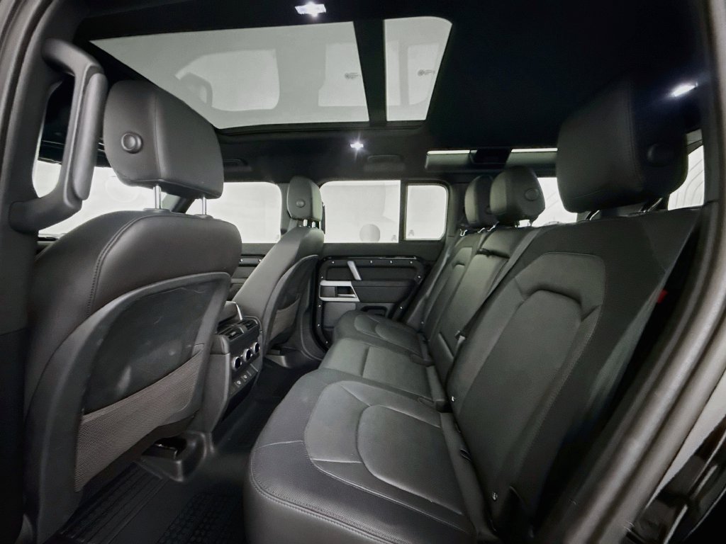 Used 2024 Black Land Rover X-Dynamic SE image 23
