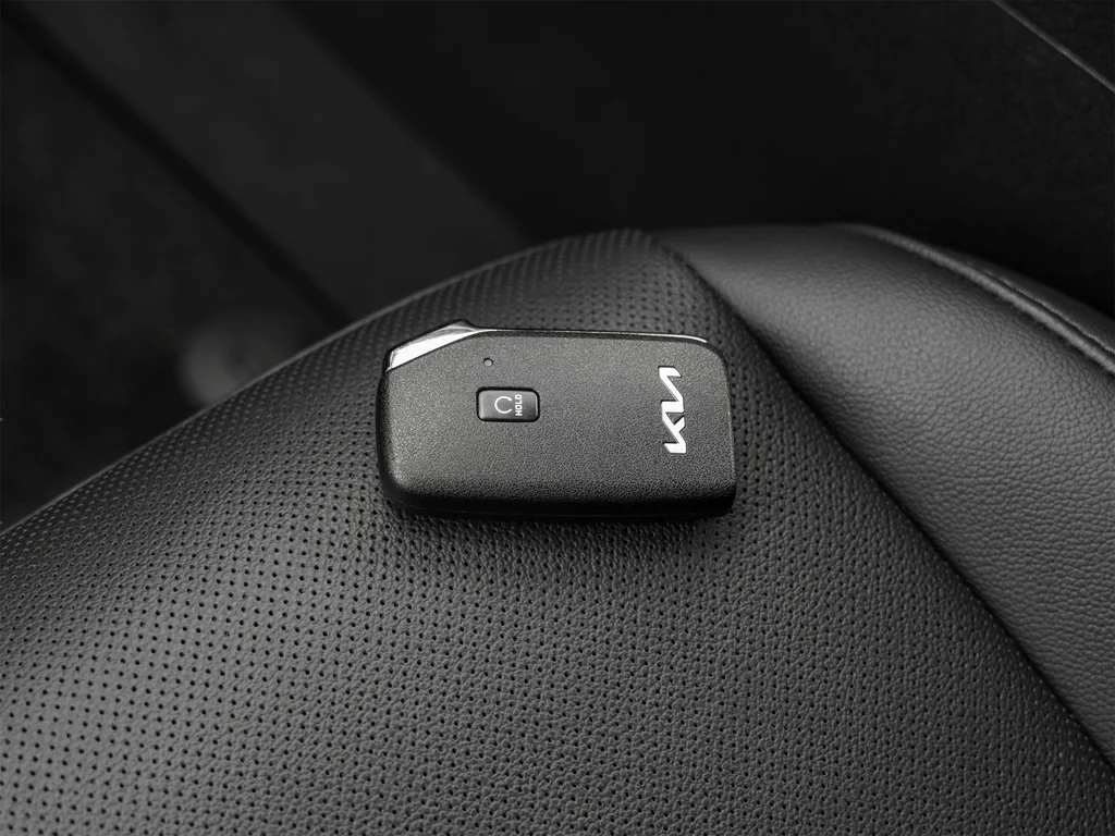 Used 2023 White Kia X-Line image 38