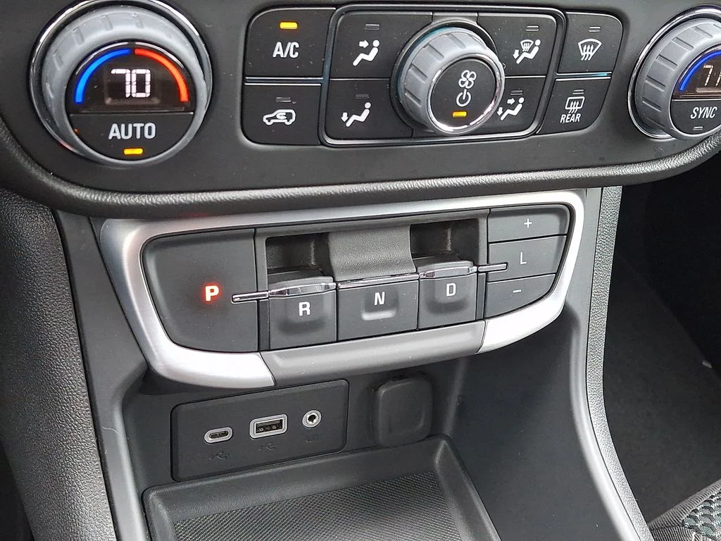 Used 2022 Cayenne Red Tintcoat GMC SLE image 14