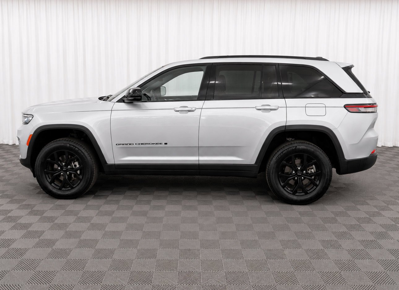 Used 2025 Silver Zynith Jeep Altitude image 6