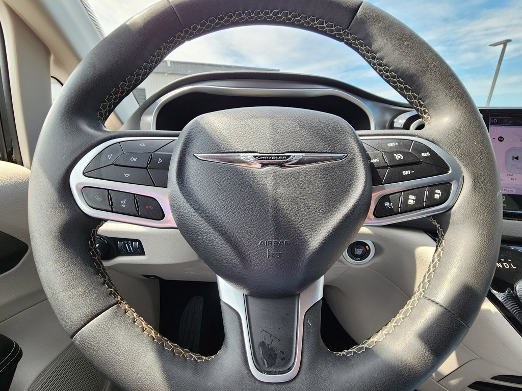 Used 2023 Brilliant Black Crystal Pearlcoat Chrysler Touring L image 18