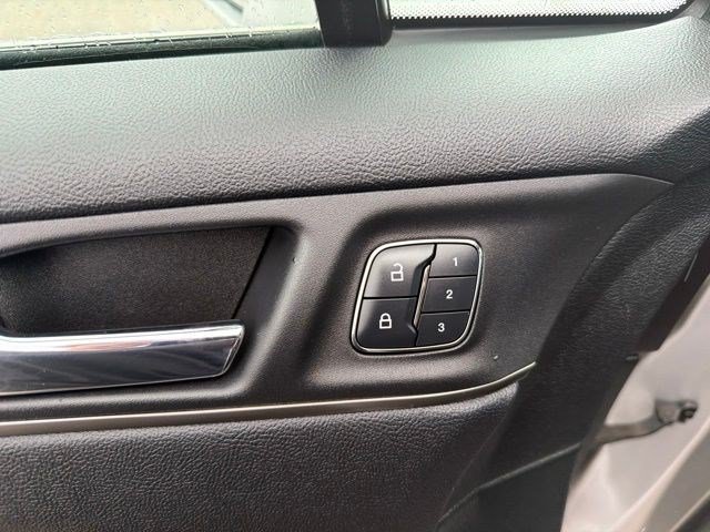 Used 2017 Ingot Silver Lincoln Premiere image 12