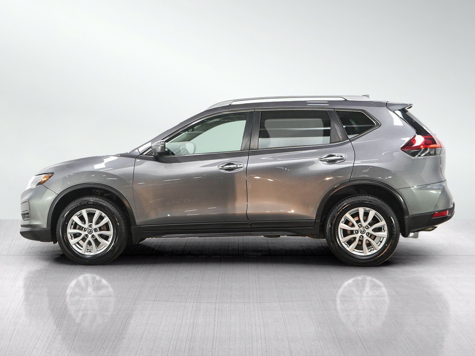Used 2019 Nissan Rogue SV with VIN 5N1AT2MV5KC759883 for sale in Burnsville, Minnesota