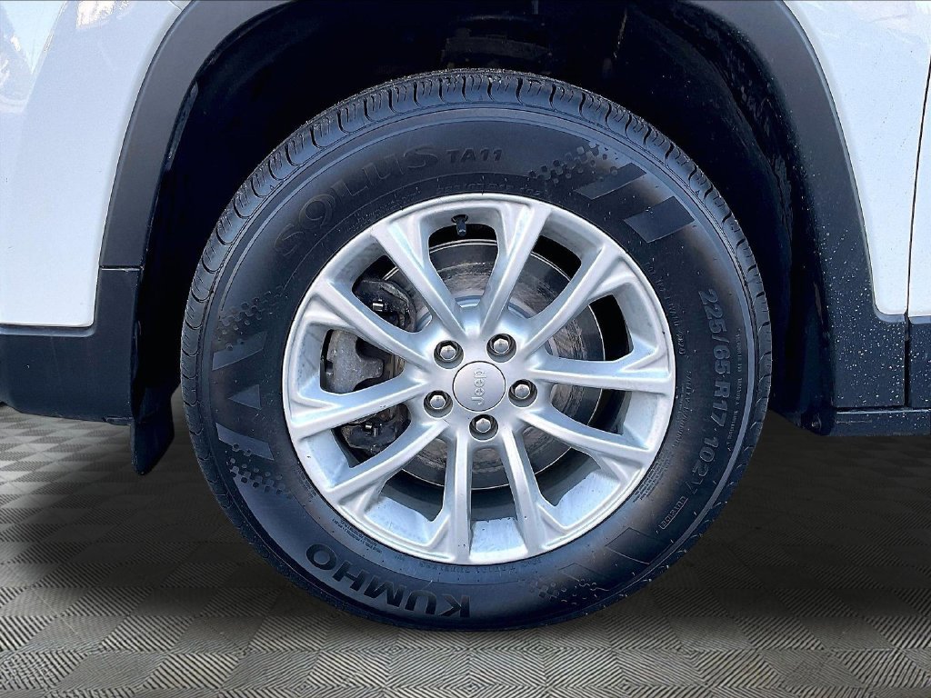 Used 2021 White Jeep Latitude image 22