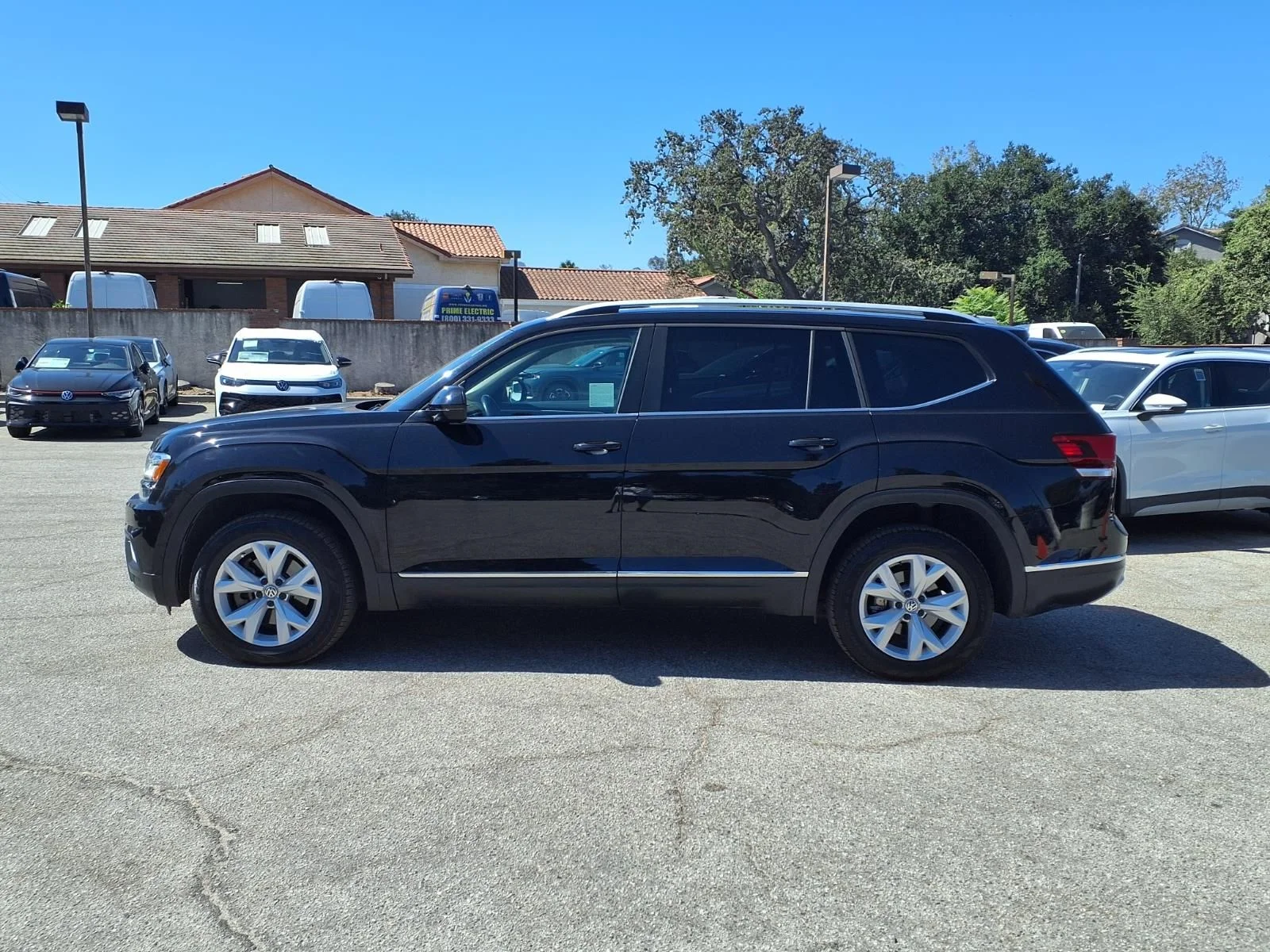 Used 2018 Black Volkswagen SEL image 3