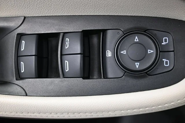 Used 2021 WHITE FROST TRICOAT Buick Preferred image 11
