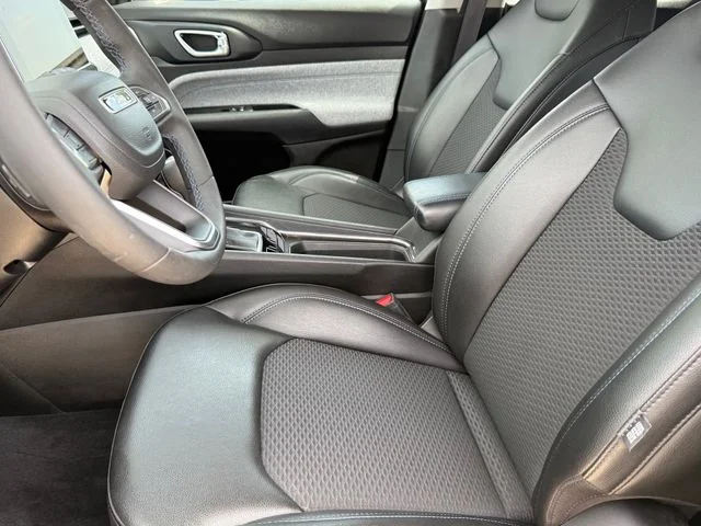 Used 2022 Gray Jeep Latitude image 9