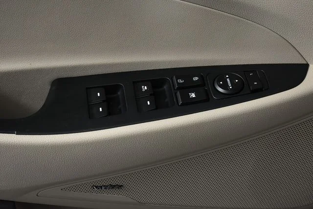 Used 2017 Black Hyundai SE Plus image 30