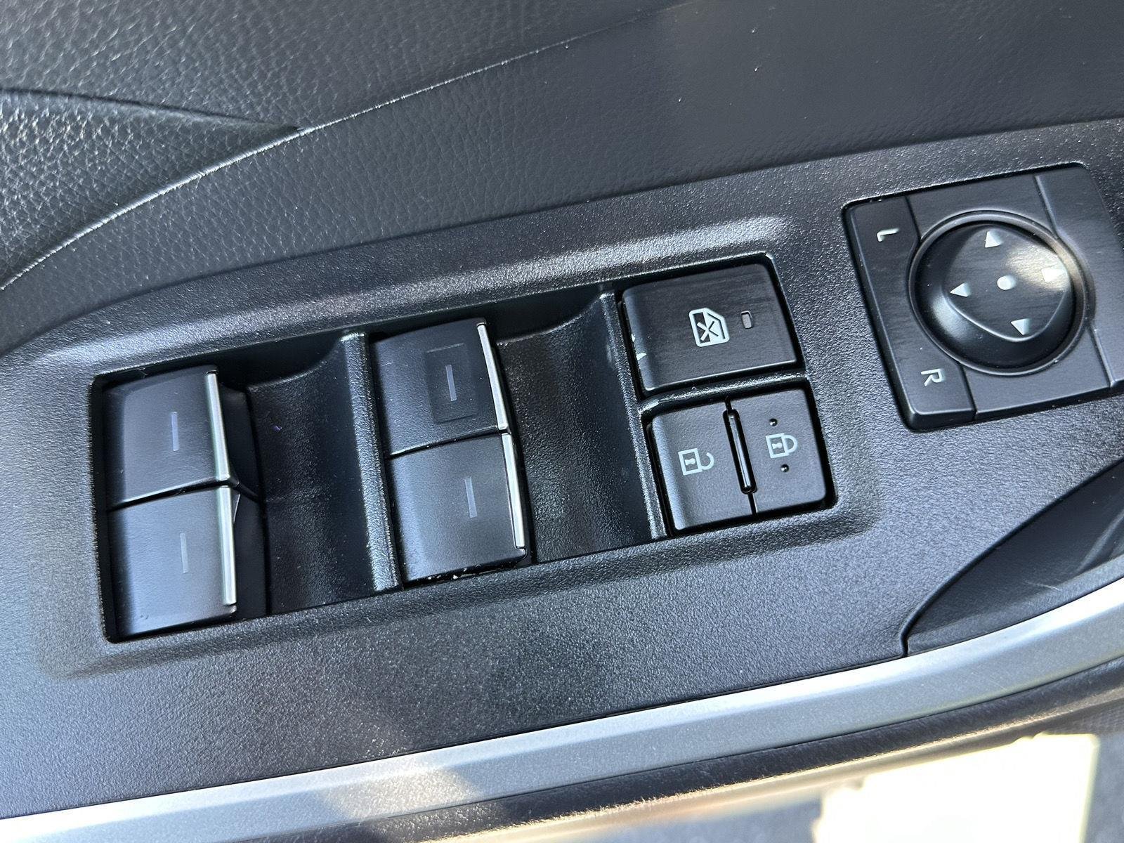 2025 Toyota RAV4 XLE - Photo 28