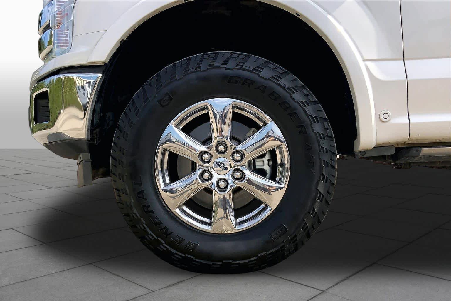 Used 2019 White Platinum Metallic Tri-Coat Ford LARIAT image 11