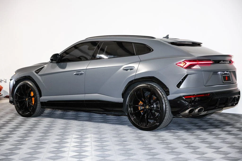 Used 2022  Lamborghini  image 14