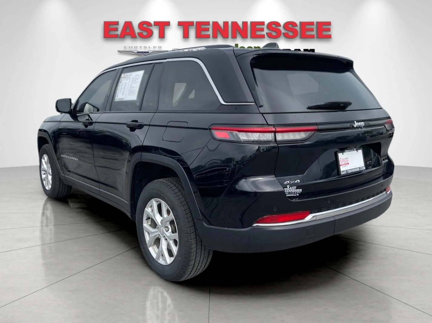 Used 2023  Jeep Limited image 5