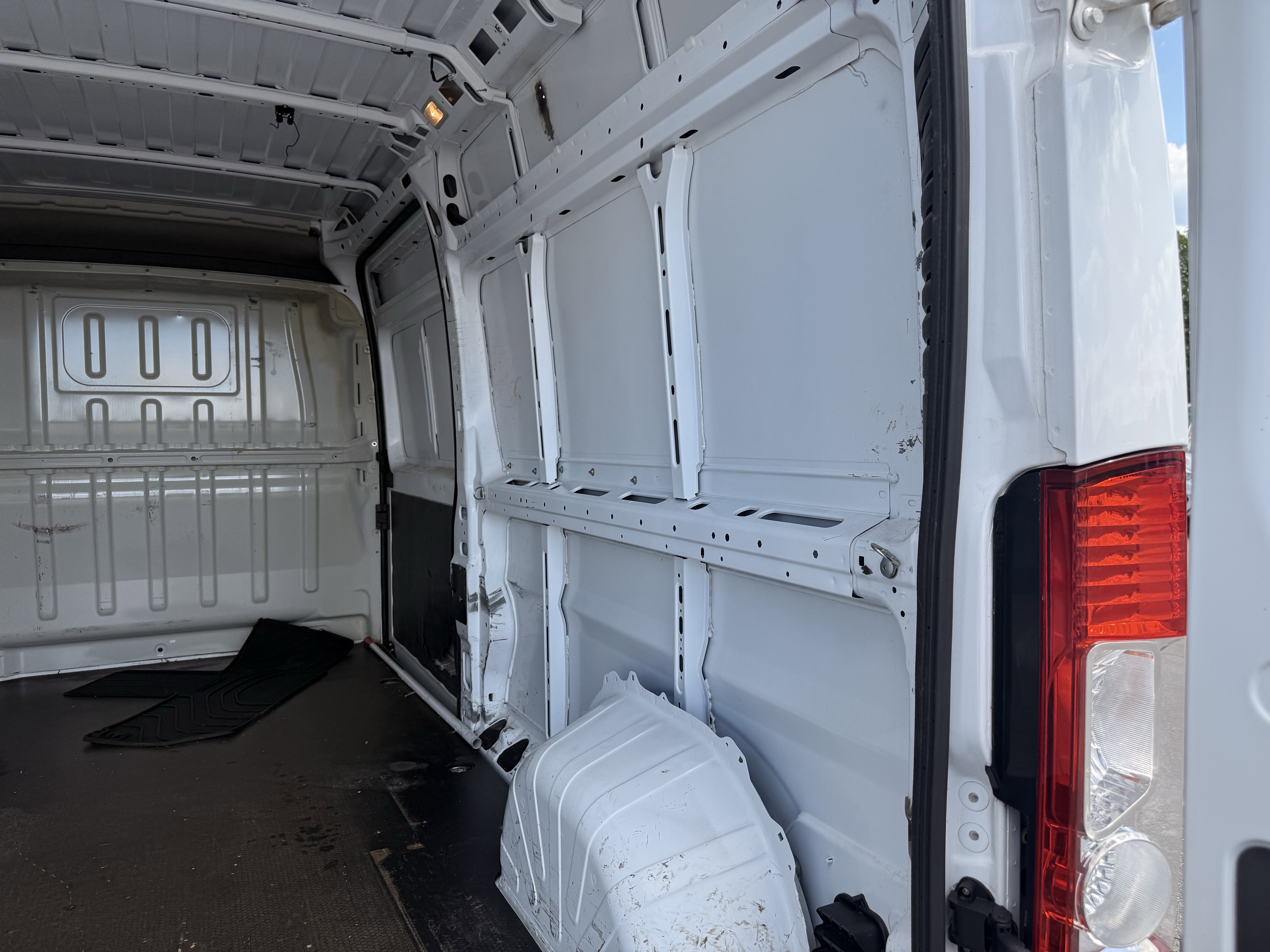 Used 2022 White Ram High Roof image 30