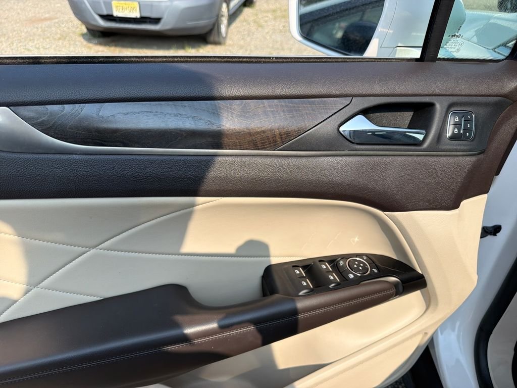 Used 2018 White Platinum Clearcoat Metallic Lincoln Reserve image 11