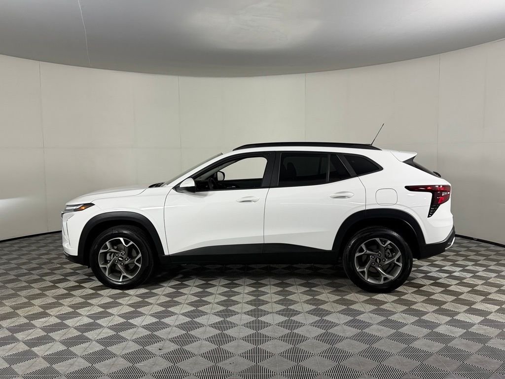 2025 Chevrolet Trax LT - Photo 11