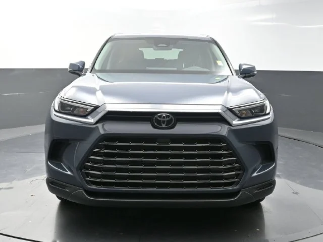 Used 2025 White Toyota XLE image 2