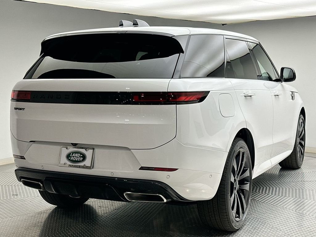 New 2026 Fuji White Land Rover Dynamic SE image 3