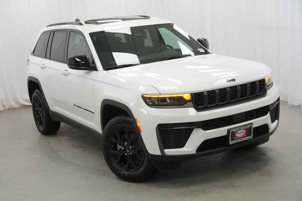 New 2026 Bright White Clear-Coat Exterior Paint Jeep Laredo Altitude image 8