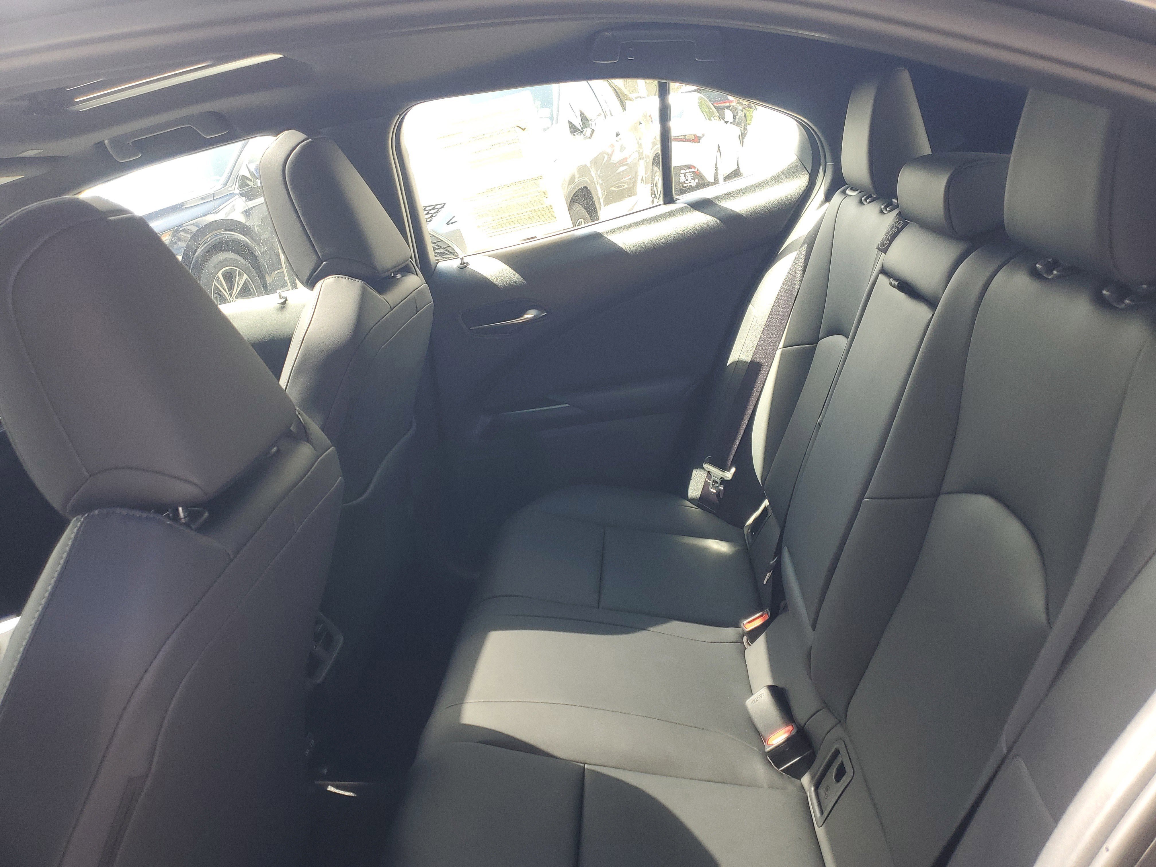 2025 Lexus UX Hybrid 300h - Photo 11