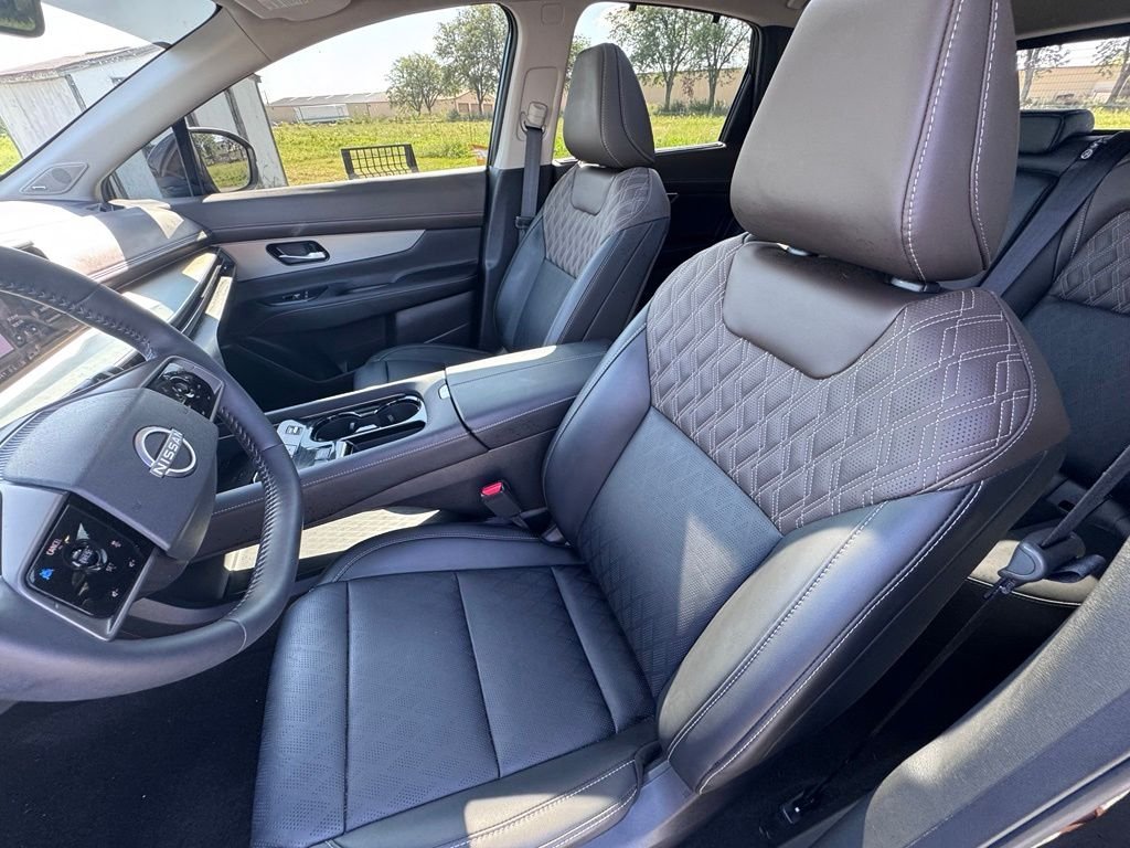 Used 2025 Super Black Nissan Platinum image 9
