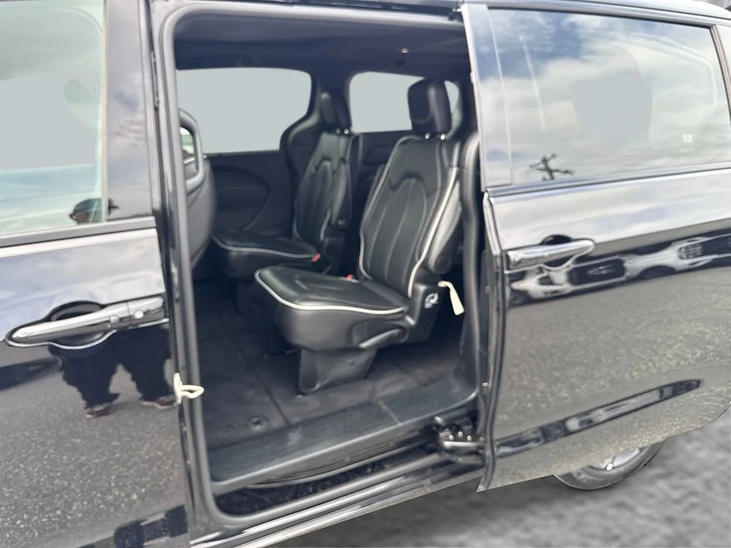 Used 2025 Black Chrysler Limited image 26