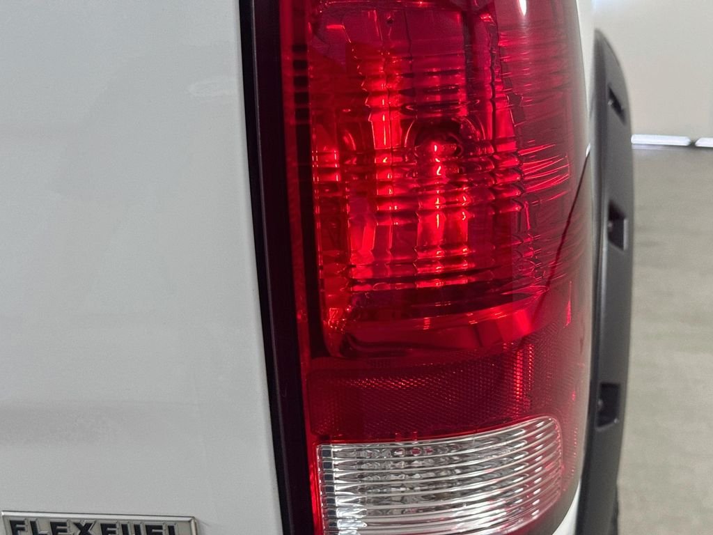 Used 2018 Bright White Clearcoat Ram SLT image 30