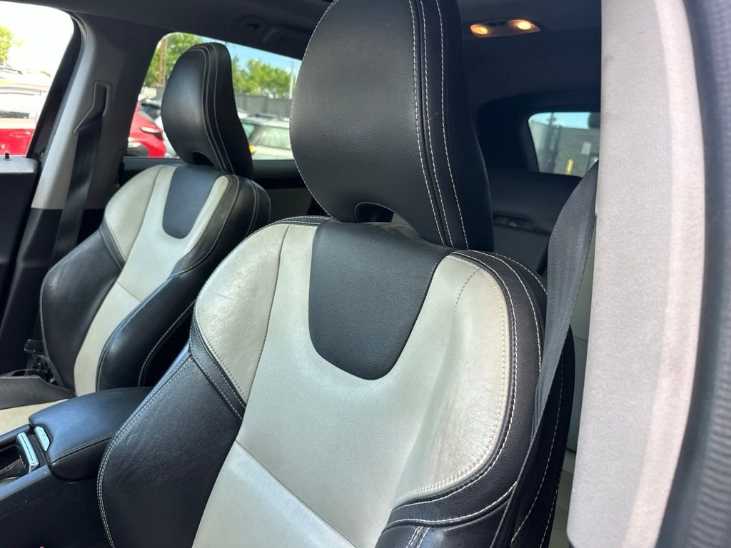 Used 2017 Black Volvo T6 Dynamic image 16
