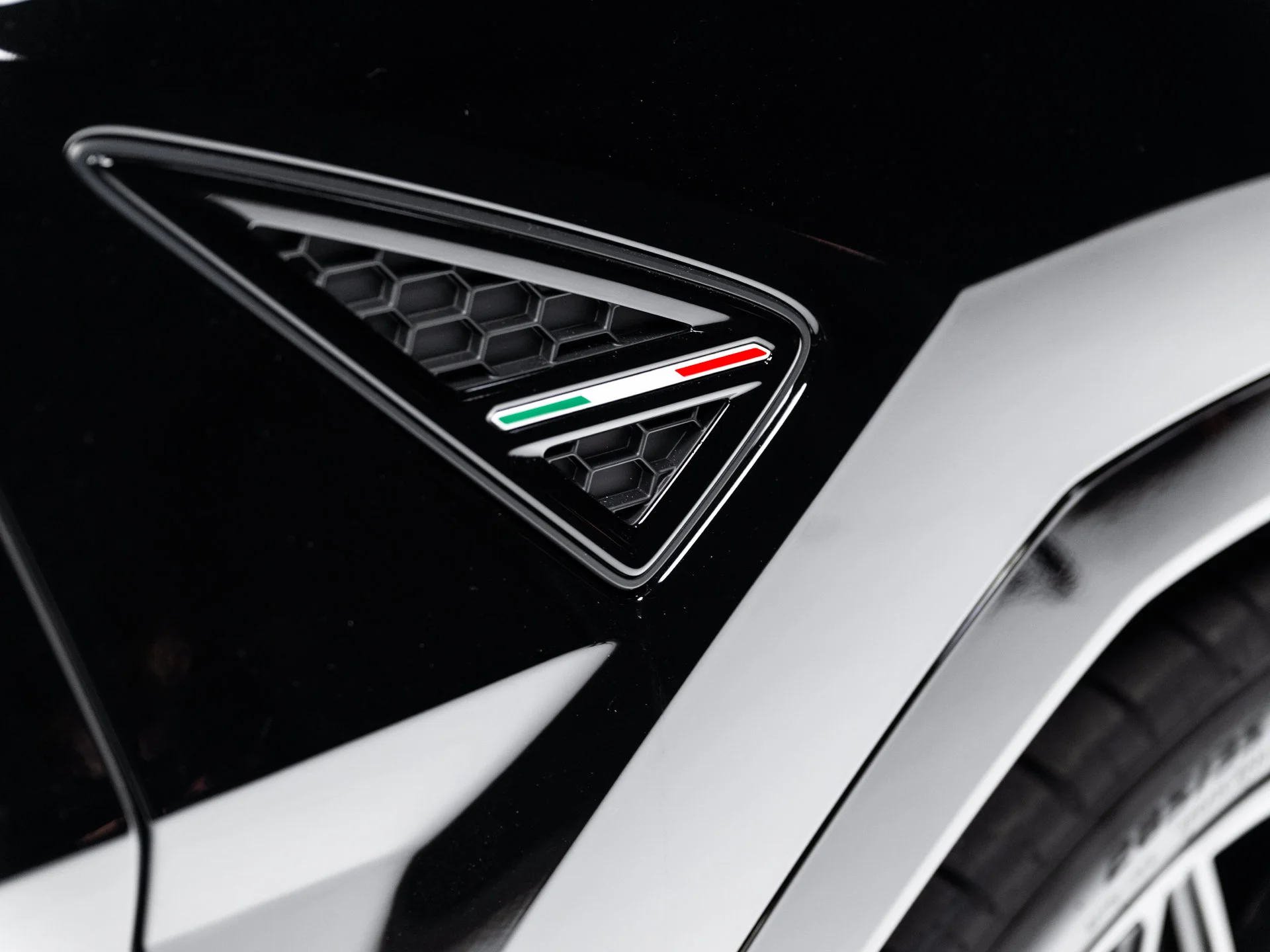Used 2025 Nero Noctis Metallic Lamborghini SE image 21