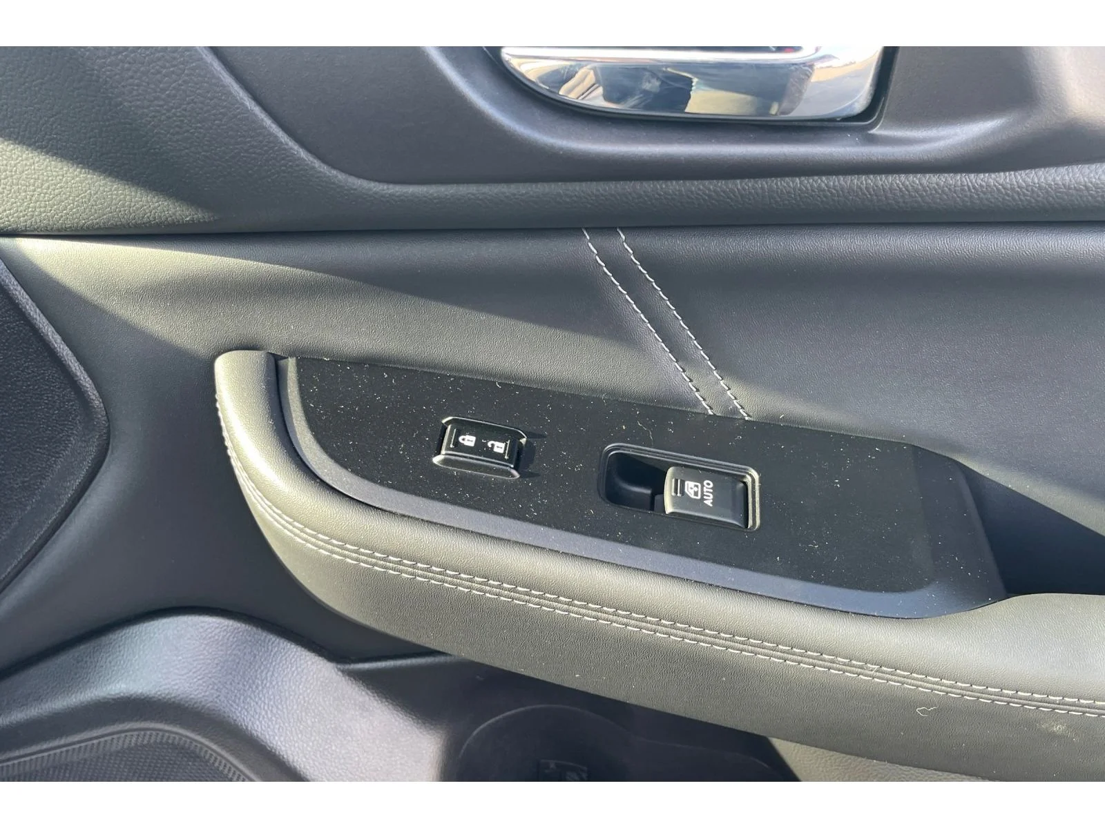 Used 2018 CRYSTAL WHITE PEA Subaru Limited image 21