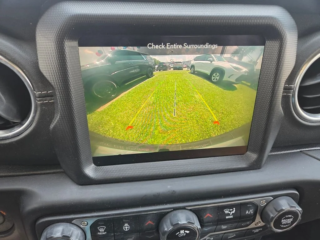 Used 2020 Green Jeep Unlimited Sahara image 17