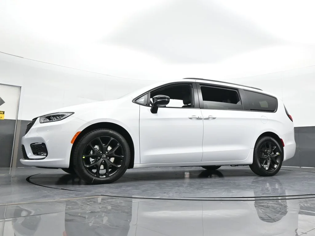 New 2026 Bright White Clear-Coat Exterior Paint Chrysler Select image 55
