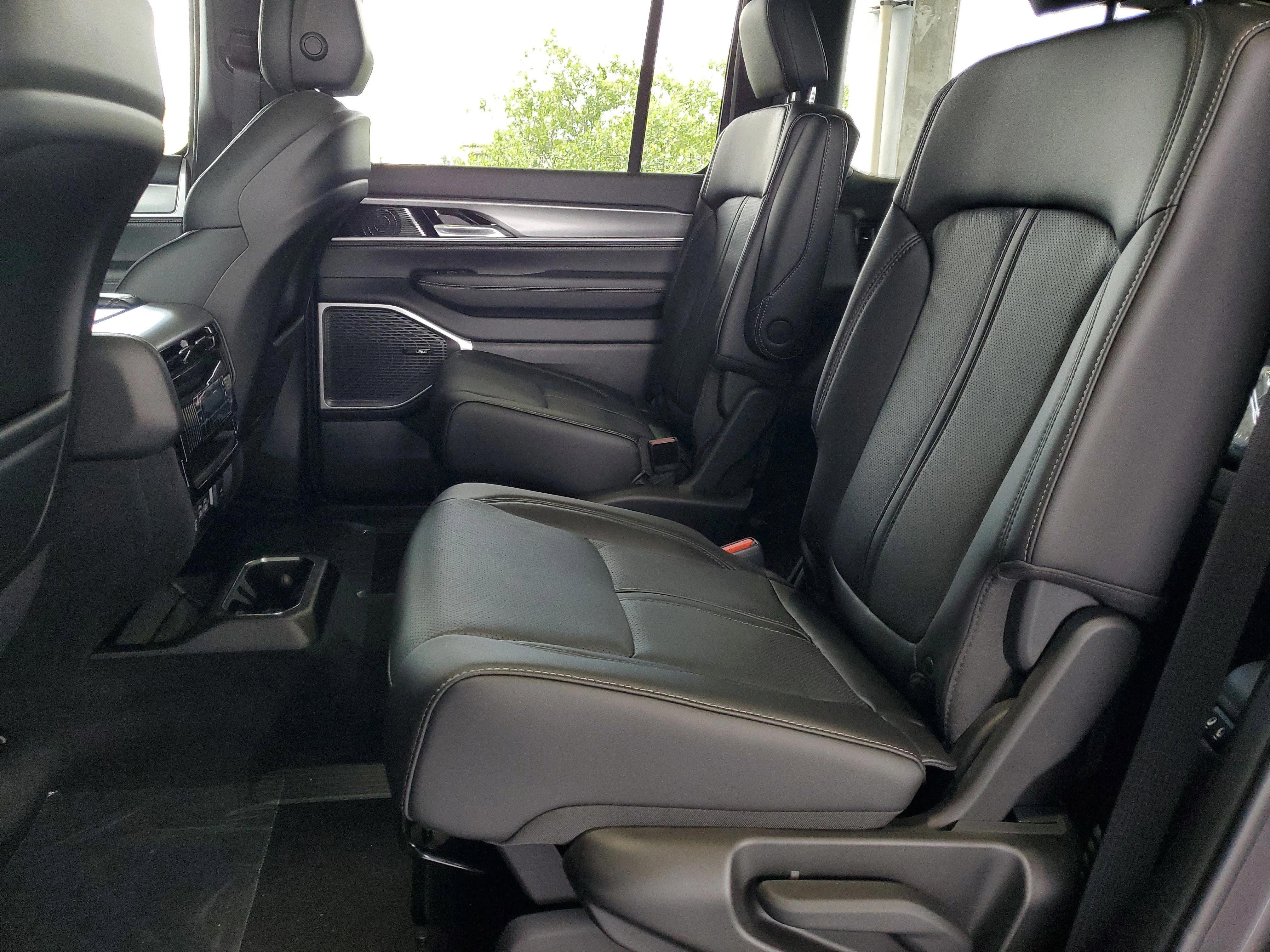 New 2026 Baltic-Gray Metallic Clear-Coat Exterior Paint Jeep Upland image 8