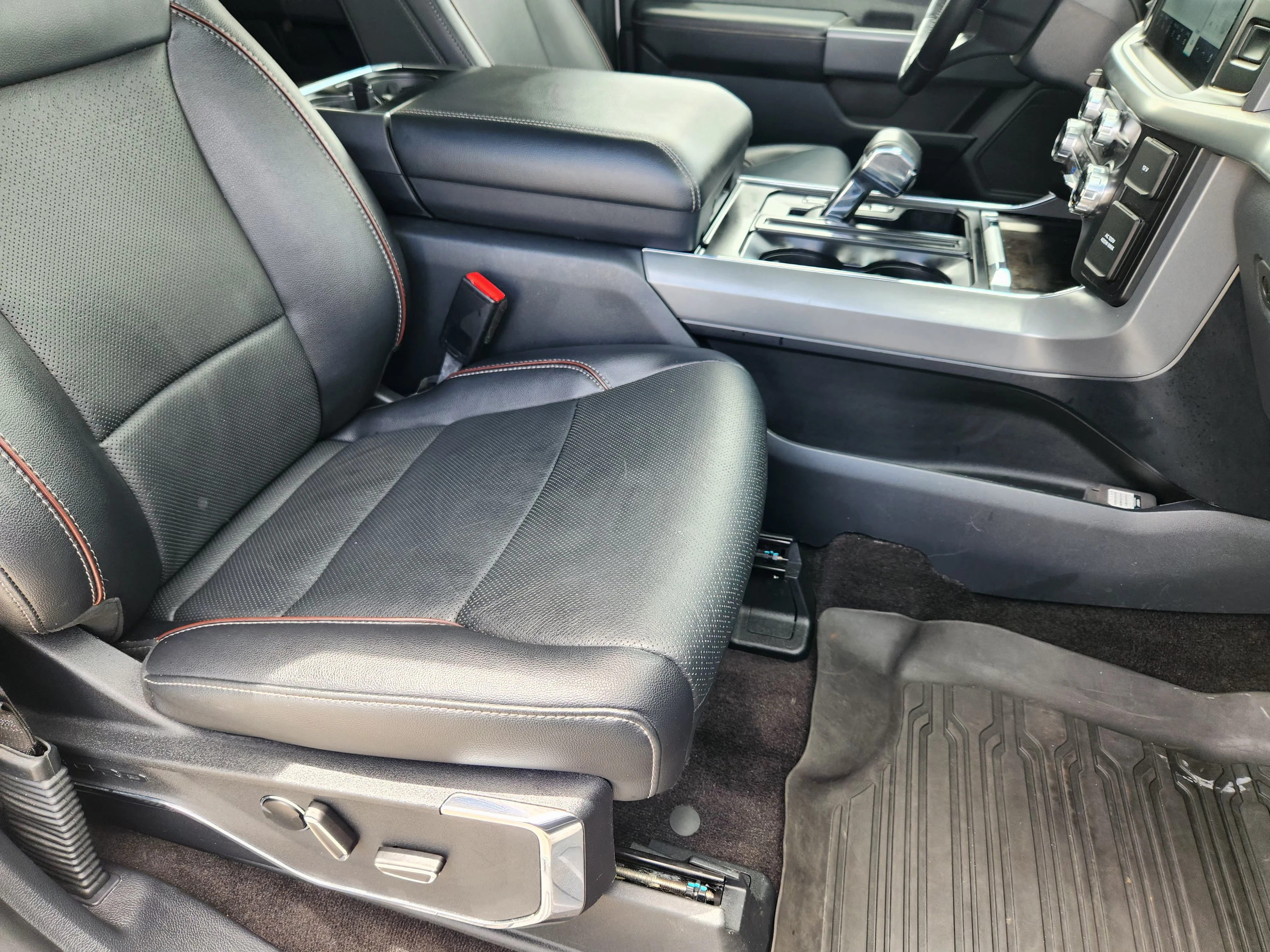 Used 2021  Ford Lariat image 14