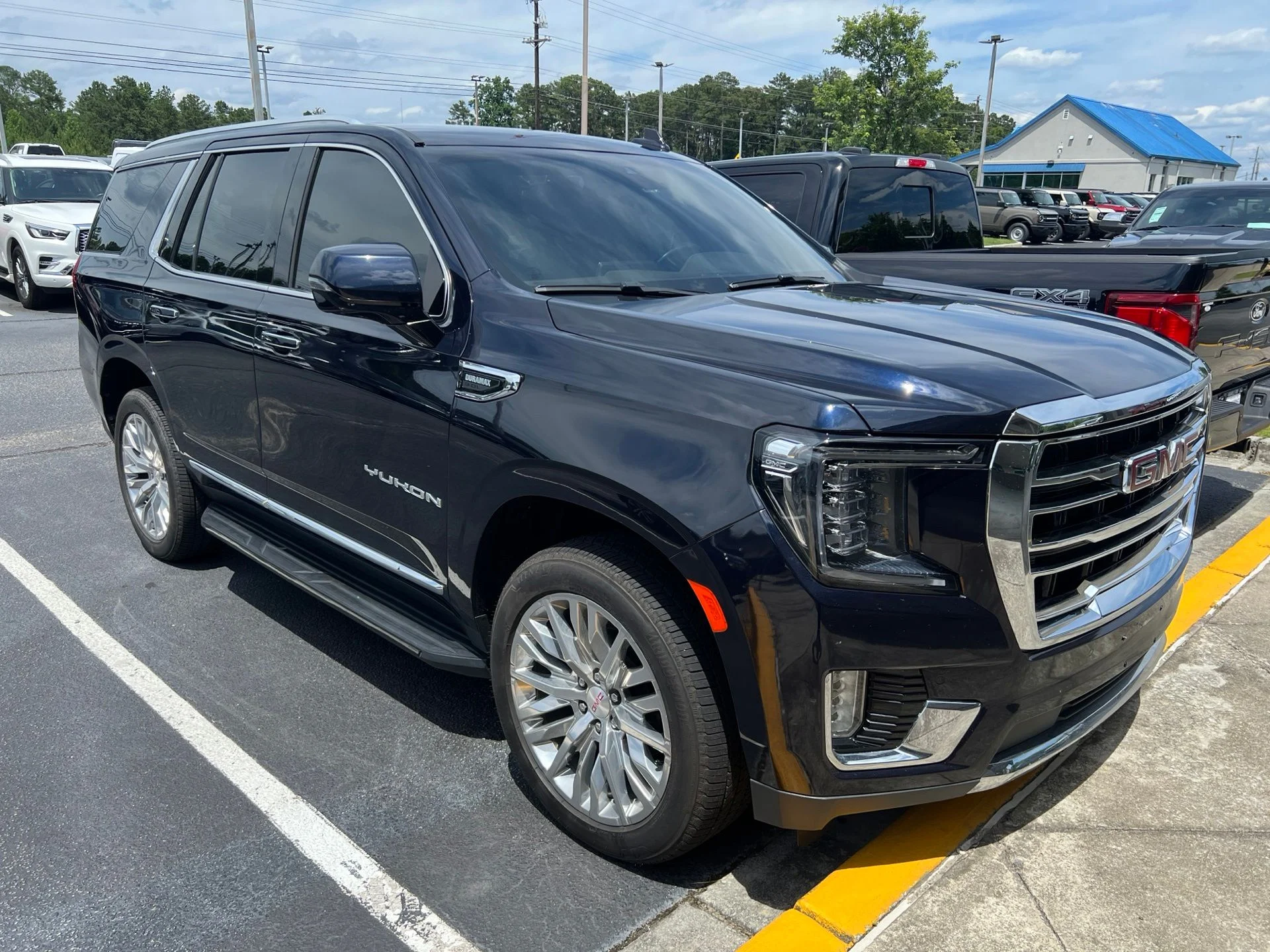 Used 2021 Midnight Blue Metallic GMC SLT image 2