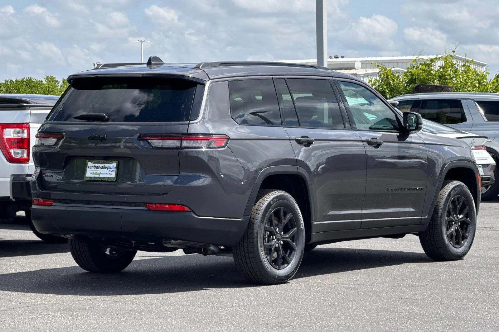 New 2026 Baltic Gray Metallic Clear-Coat Exterior Paint Jeep Laredo Altitude image 3