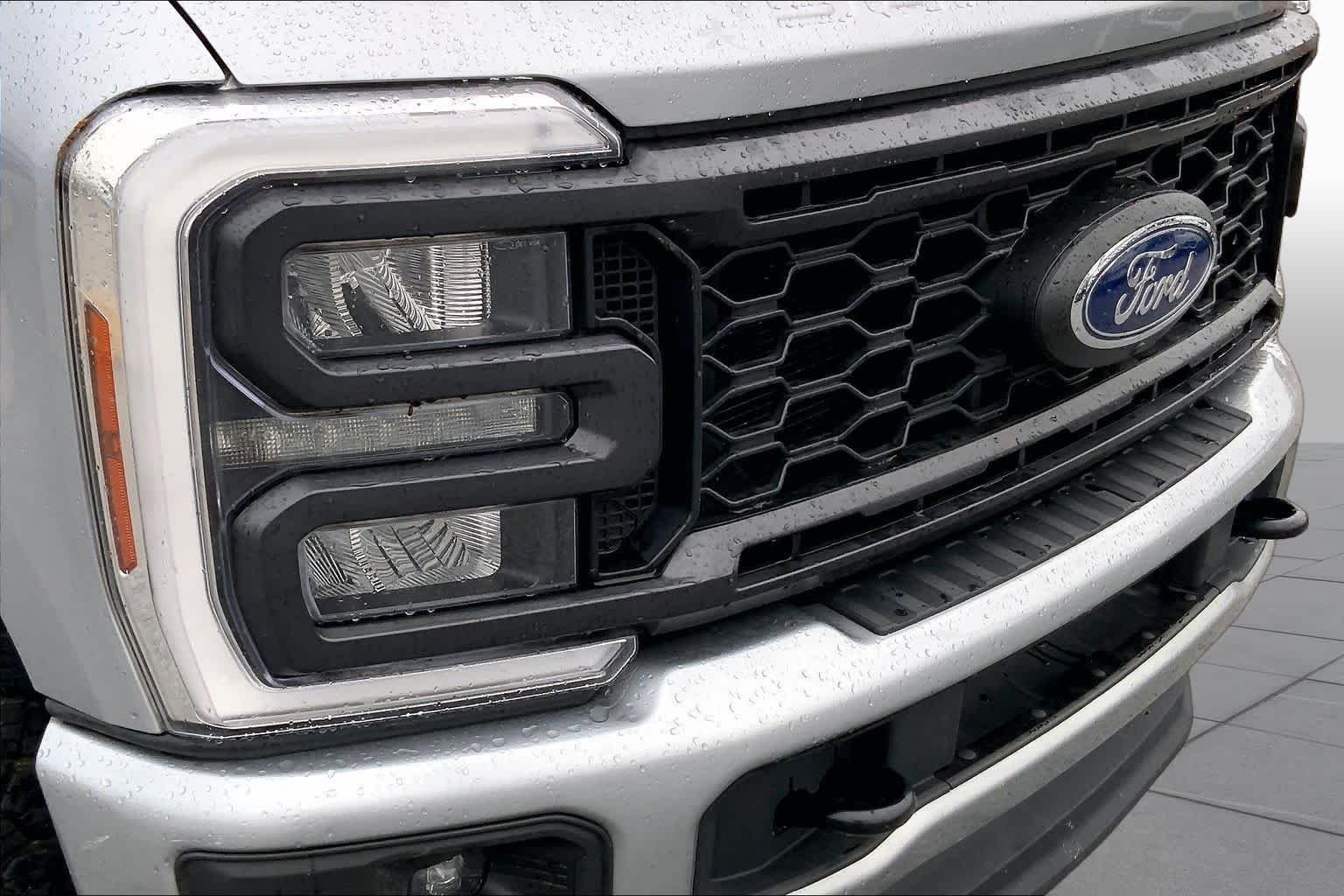 Used 2024 Iconic Silver Metallic Ford LARIAT image 28